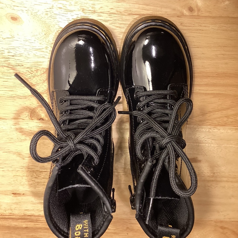 Dr Martens Child Black Patent Leather Lace-Up Boots sz 11 (some marks)